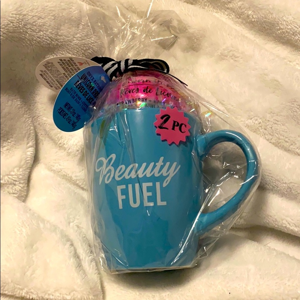 Blue mug with bath bomb